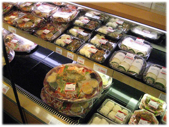 Picture of a South Korea Seoul supermarket with freshly prepared dishes and meals for the shoppers. Markt in Südkorea mit frisch zubereitetem asiatischen Essen und Gerichten.