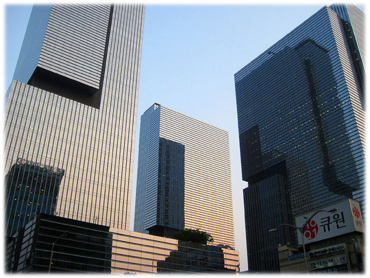 At this photo there are the three high buildings of the Samsung headquarters. It is at Gangnam station. Those three buildings are impressive skyscrapers! Bild von der Samsung Zentrale in Seoul