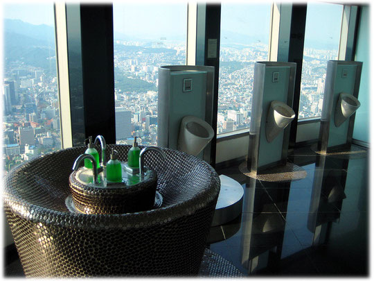 This photo was taken at the toilet with the best view at N Seoul tower at namsan park. Interesting restroom picture for holiday travelers and business travelers. Bild von einer Toilette in Seoul.