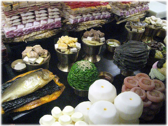 Picture of old styled traditonal Korean food found at the Korean museum of history. Bild von altem traditionellen koreanischem Essen, ausgestellt in dem Museum für koreanische Geschichte in Seoul.