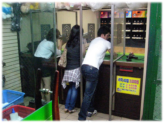 This image shows young people playing indoor shooting at Gangnam district. Die Aufnahme zeigt einen jungen Koreaner und seine Freundin in Seoul