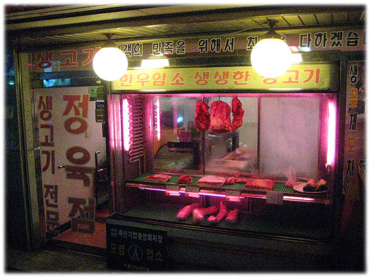 This photo shows a butcher store. Bild von einem Fleischer Fachgeschäft bzw. einer Fleischerei.
