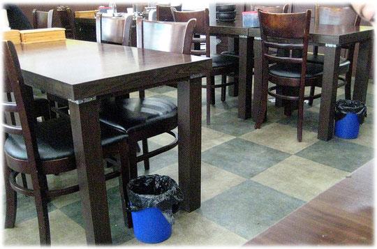 This pictures show small trashcans which stand at the tables of a restaurant in Seoul. Visitors of the restaurant can throw away the trash there. Bild von kleinem Abfalleimer am Tisch eines Restaurant