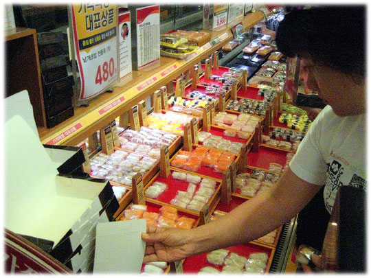 Picture of sushi freshly prepared in a big food supermarket in Seoul in South Korea. Bilder von Sushi in einem Südkorea Supermarkt in Seoul.