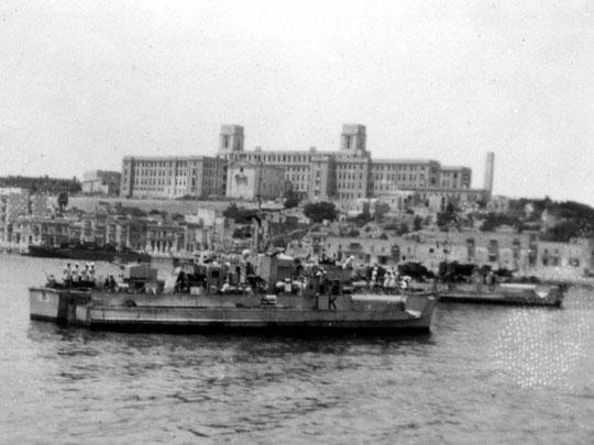 „S 156“ im Hafen von La Valetta/Malta, dahinter Boot mit Kennung "D" - Bild: Archiv Ashley Gowing