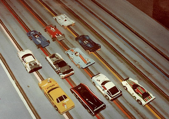 Quelques slot cars sélectionnées pour le concours d'élégance; la Mercédès l'a gagné.