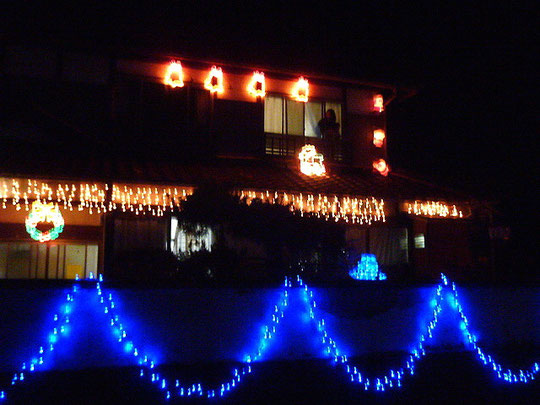 遠く家元を離れた子供たちに、光のクリスマスプレゼント