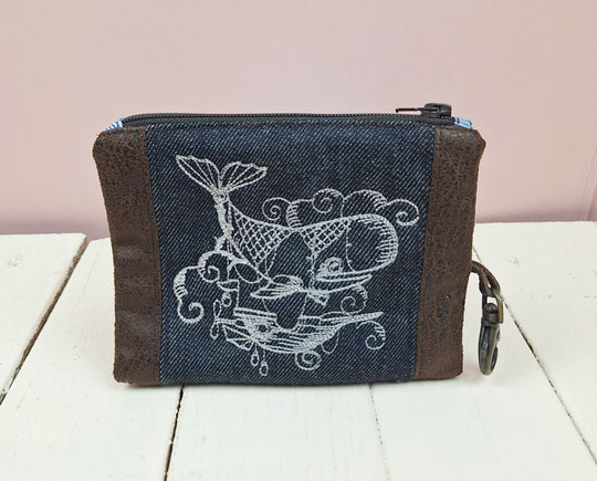 porte-monnaie brodé pour homme en toile jeans bleu, faux cuir marron, broderie baleine