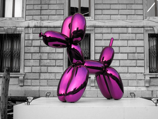 Balloon Dog (Magenta), de Jeff Koons, en Venecia