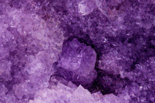 Améthyste violette – illustration du lexique des vertus des pierres naturelles en lithothérapie