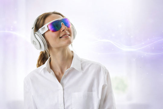 Location de lunettes de lumino-relaxation PSIO 3.0 – femme portant les lunettes de luminothérapie avec casque audio