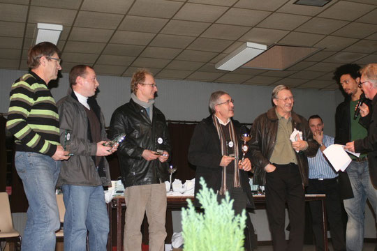 Remise des récompenses de la saison 2008/2009 : le président Jacky SUAIRE et l'équipe 3 qui a remporté le championnat en départemental 3. De gauche à droite: Michel GLANDDIER, Grégory FLUTTE, Laurent WAYMEL et Denis LIESSE.