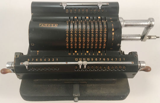 FAMOSA, s/n 5048, fabricada en Barcelona (España) por la "Fábrica de Artículos Mecánicos para Oficina S.A. (FAMOSA)", año 1946, 34x16x14 cm