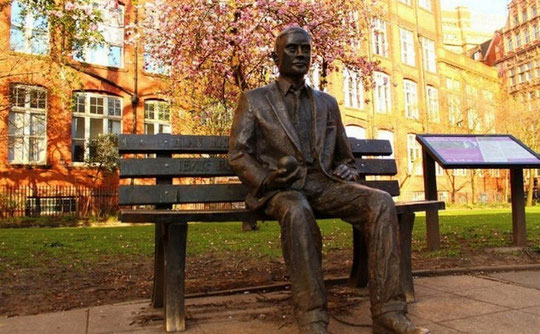 Mémorial Alan Turing dans le Sackville Park à Manchester, inauguré en 2001