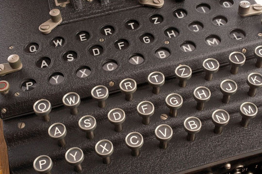 Alan Turing joue un rôle majeur dans les recherches sur les cryptographies générées par la machine Enigma