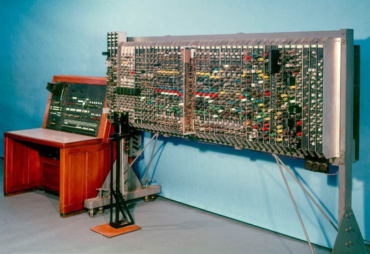 Alan Turing donne naissance en 1948 à l'ACE (Automatic Computing Engine), considéré comme le premier ordinateur moderne.