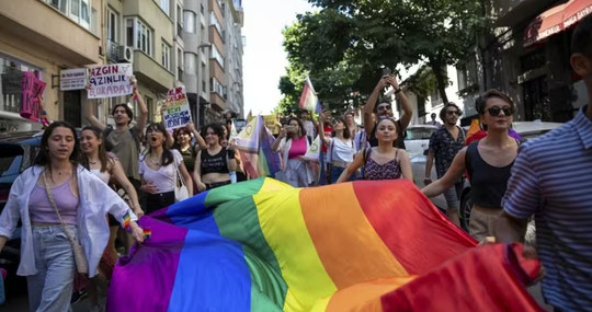 Des manifestants participent à la Marche des fiertés à lstanbul, le 25 juin 2026