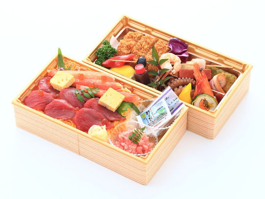 豪華な食材が詰まった二段弁当
