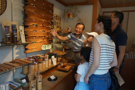 竹の店かめやまの店内の写真と竹箸、耳かき、竹籠などの展示品