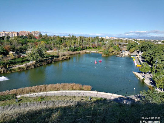 Vista del lago y de la pasarela desde el Mirador del Parque de Cabecera de la Ciudad de València