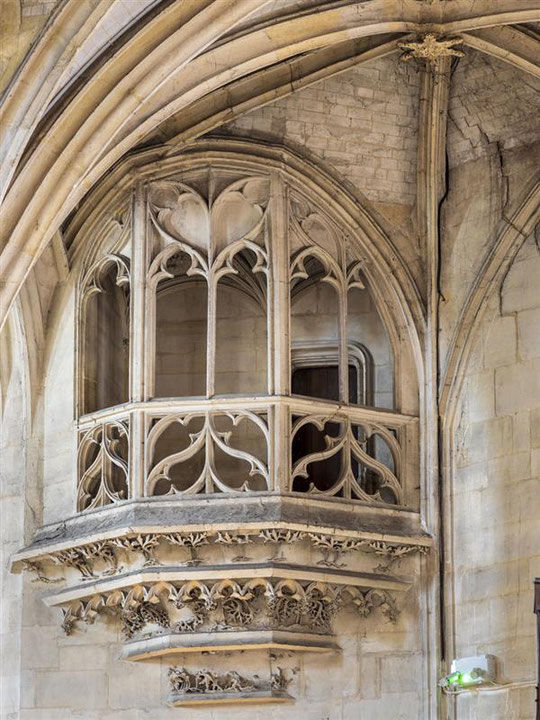 Bild: außergewöhnliche dreiseitige gotische Tribüne in der Église abbatiale Saint-Sauveur in Montivilliers