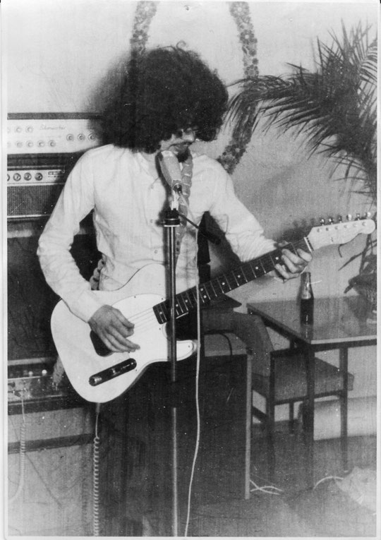 Gitarrist Stefan Nachtsheim intoniert auf seiner Fender Esquire (wie für den Fachmann leicht ersichtlich) Jimi-Hendrixens "Let The Good Times Roll"