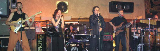 v. l. n. r.: Wolfgang 'Uppi' Paatsch (g), Ulrike Mach (voc), Marcus Kraus (dr), Stefan Nachtsheim (voc), Wolfgang 'Bassi' Henneberg (b), Helmut 'Mütli' Spirig (perc)