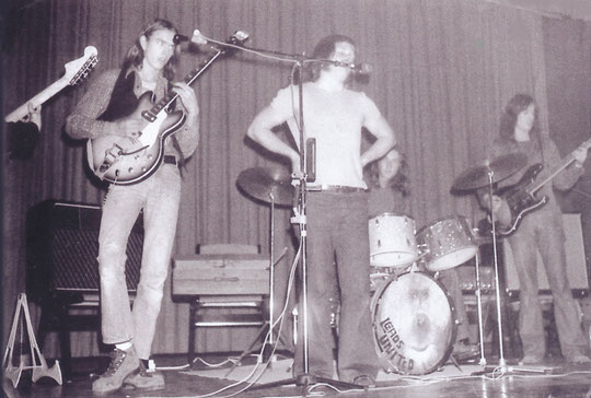 v.l.n.r.: Willi Bessendörfer (g, verdeckt), Flutscho (g), Peter Osterwold (voc), Mob Böttcher (dr), Reinhard "Harz" Gassen (b)