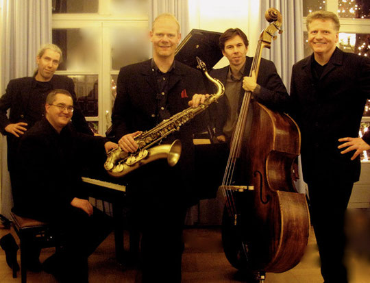 v.l.n.r.: Jens Biehl (dr), Thomas Humm (key), Stefan Weilmünster (sax), Stephan Langer (b), Volker Ilgen (g)