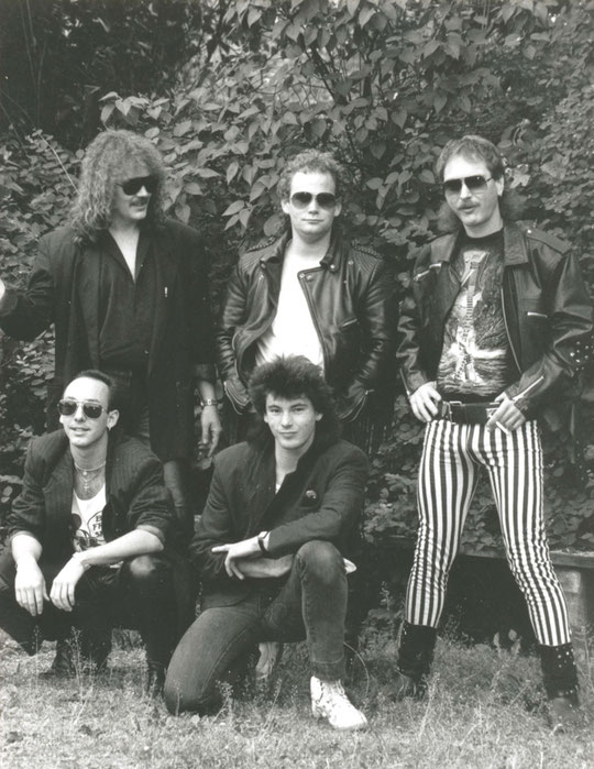 '89er-Besetzung: v.l.n.r.: oben: Reiner Riebel (voc), Theo Fischer (dr), Peter Gropp (b); unten: Emanuel Schach (g), Frank Hoffmann (g)