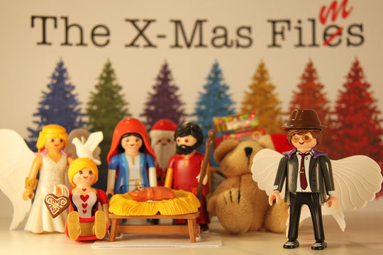 Playmobilfiguren als Maria und Josef, Weihnachtsmann, Engel versammelt um die Krippe.