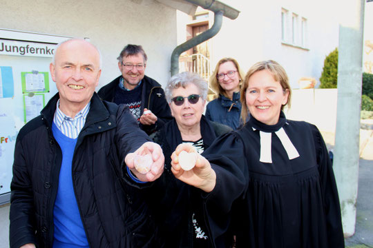 Marianne Gauer, Peter Horn, Alexandra Rudolph und Pfarrerehepaar Wilke vor dem künftigen Standort des Defis