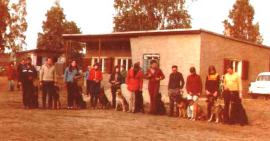 Pokalwettkampf (ca.1980) in der GO Coswig: v.r. F. Preiß mit RS Ben v. Roseneck, S. Kunze mit DSH Anka v. Friedensturm, G. Mann mit Boxer Glitt o.P., Helfried Münch Mit DSH Dixi v.d. Holzmüllerbucht (alle Galgenberg),