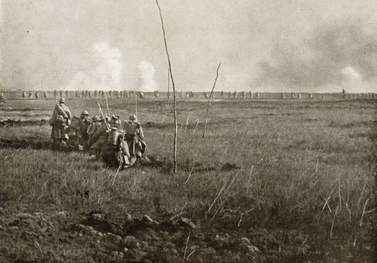 Au fond, la première vague atteint la tranchèe allemande du Chemin des Dames.