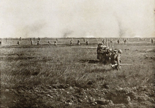 La liaison, en lignes d'escouades par un, progresse derrière le commandant de compagnie.