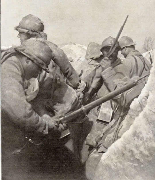 Fantassins attendant de pied ferme la contre-attaque allemande dans un boyau de craie, le 6 mai, et rechargeant leurs fusils.