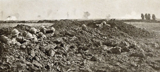 Les premiers éléments, par petits groupes,sortent des tranchées creusées en terrain conquis depuis l'offensive d'avril.