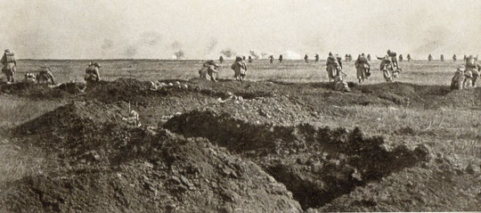 La progression sur le plateau, derrière le barrage mobile établi pae l'artillerie, en direction de l'arête qui domine la vallée de l'Ailette.