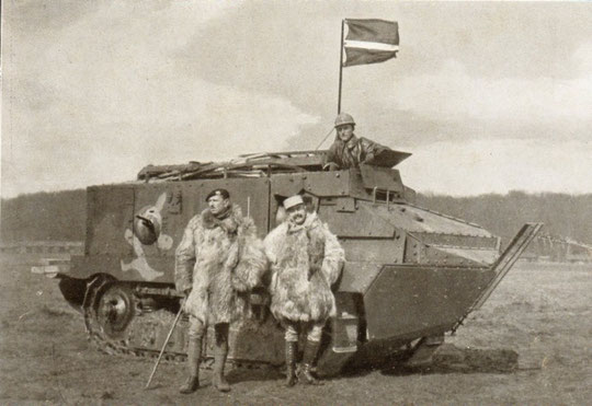 Le commandant Bossut, chef de groupe d'artillerie d'assaut, devant le char cuirassé à bord duquel il dirigea, en direction de Juvincourt, l'attaque du 16 avril, pendant laquelle il tomba glorieusement en pleine action.