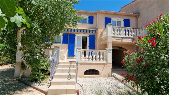 Cliquez sur la rubrique à droite "Villas dans le Clos des Oliviers à Vidauban" pour avoir + de photos. Vous pourrez découvrir alors un dossier de présentation complet et détaillé.