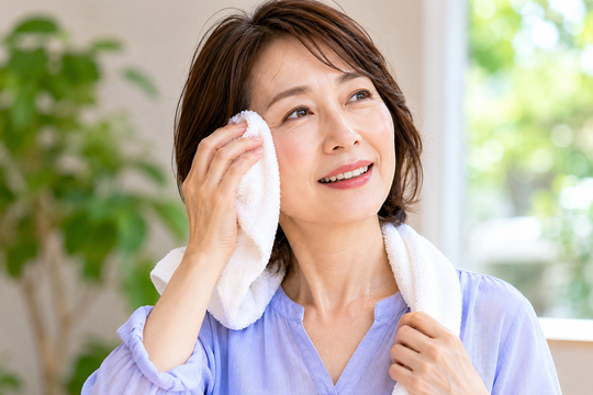 汗をぬぐう女性