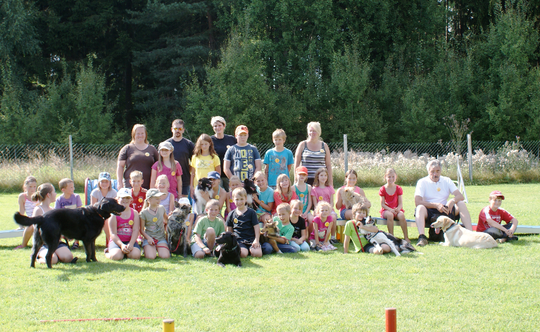 Ein erlebnisreicher Tag für 30 Kinder und auch die Hunde der Raindogs: Das Ferienprogramm auf dem Übungsplatz, das Jugendwartin Silke Rosenlehner bestens organisiert hatte. − Foto: A. Rosenlehner