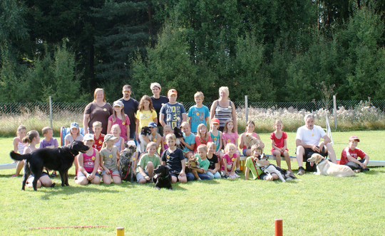 Ein erlebnisreicher Tag für 30 Kinder und auch die Hunde der Raindogs: Das Ferienprogramm auf dem Übungsplatz, das Jugendwartin Silke Rosenlehner bestens organisiert hatte.  − Foto: A. Rosenlehner