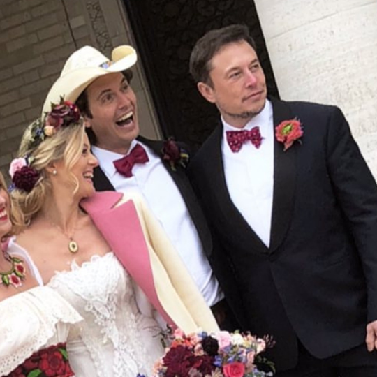 Elon Musk mit dem Brautpaar Kimbal und Christiana Musk in Dallas