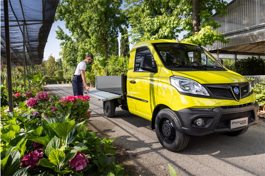 Elektro-Lieferwagen mit Kipper Piaggio Porter NPe von Garage Stocker in Muttenz