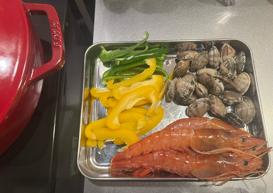 パエリアの材料を並べる