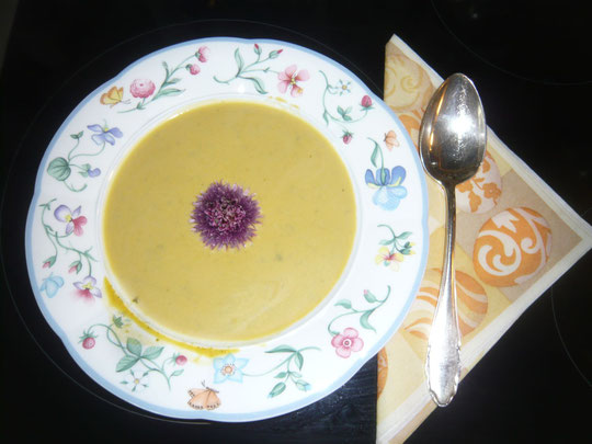 kürbissuppe mit wildkräutern