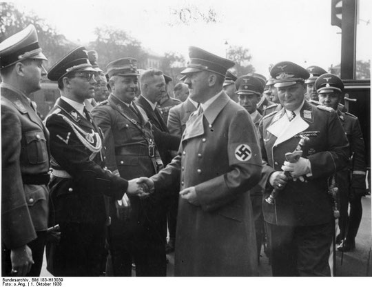 Philipp Bouhler begrüßt Adolf Hitler, Anhalter Bahnhof, 1. Oktober 1938, Wikimedia Commons,  Bundesarchiv, Bild 183-H13039, Lizenz:  Creative Commons Attribution-Share Alike 3.0 Germany