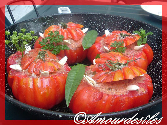 Tomates farcies aux amandes fraîches.