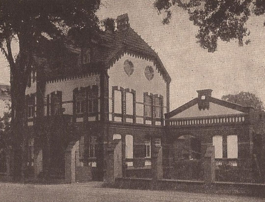 Aachener Straße 1176 (vorher: Nr. 176; 1903: Nr. 93; 1884: Weiden Nr. 58).    "GUTSHOF KLEIN. Weiden bei Köln".    Postkarte um 1920, nicht gelaufen. Sammlung Uwe Griep.